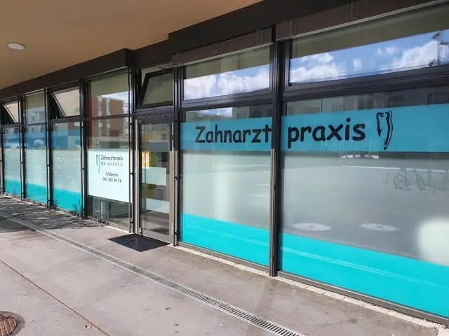 Eingang der Zahnarztpraxis am Feldbreiteplatz